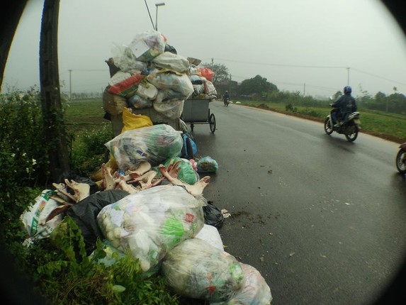 Vi sao nguoi dan dung leu bat chan xe cho rac tai Ha Noi?-Hinh-6