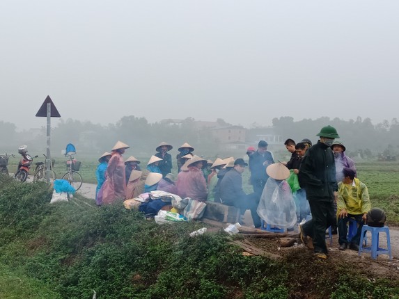 Vi sao nguoi dan dung leu bat chan xe cho rac tai Ha Noi?