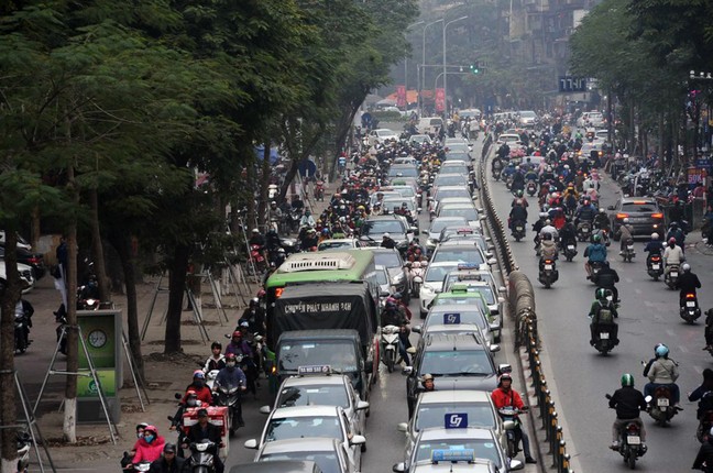 Anh: Gan Tet Nguyen dan, duong Ha Noi tac kinh hoang tu sang den toi-Hinh-3