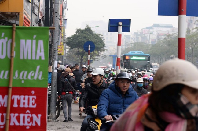 Anh: Gan Tet Nguyen dan, duong Ha Noi tac kinh hoang tu sang den toi-Hinh-5