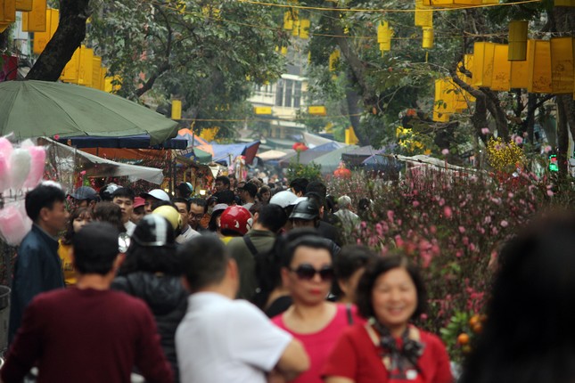 Nguoi nguoi chen chuc o cho phien doc dao tai Ha Noi