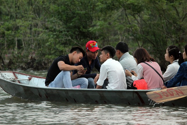 Ngay khai hoi chua Huong va nhung hinh anh phan cam cua du khach ai cung phai.. lac dau-Hinh-8