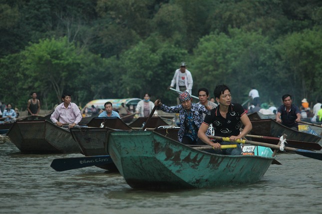 Tray hoi chua Huong: Phan cam du khach sat phat nhau tren suoi Yen-Hinh-2