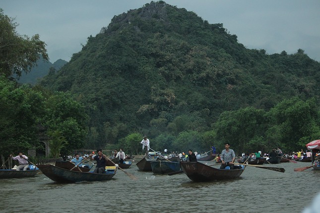 Tray hoi chua Huong: Phan cam du khach sat phat nhau tren suoi Yen