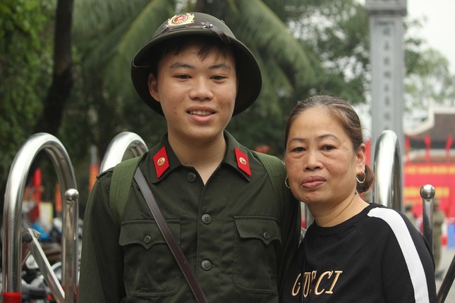 Xuc dong khoanh khac nguoi than bin rin tien tan binh len duong nhap ngu-Hinh-12