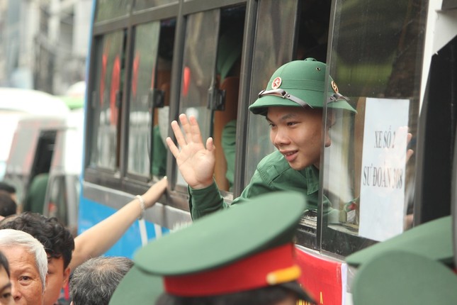 Xuc dong khoanh khac nguoi than bin rin tien tan binh len duong nhap ngu-Hinh-13