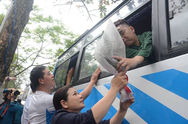 Xuc dong khoanh khac nguoi than bin rin tien tan binh len duong nhap ngu-Hinh-14