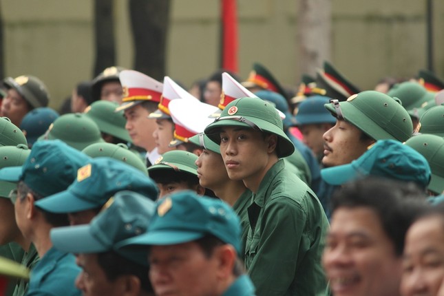 Xuc dong khoanh khac nguoi than bin rin tien tan binh len duong nhap ngu-Hinh-2