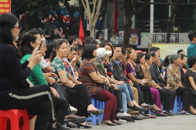 Xuc dong khoanh khac nguoi than bin rin tien tan binh len duong nhap ngu-Hinh-4