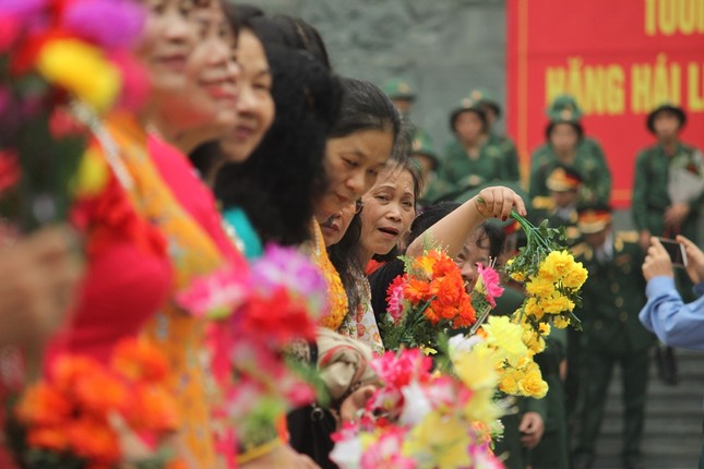 Xuc dong khoanh khac nguoi than bin rin tien tan binh len duong nhap ngu-Hinh-5