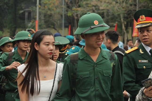 Xuc dong khoanh khac nguoi than bin rin tien tan binh len duong nhap ngu-Hinh-8