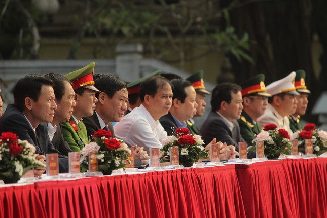 Xuc dong khoanh khac nguoi than bin rin tien tan binh len duong nhap ngu