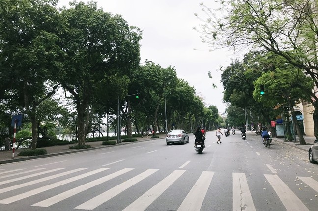 Heo hut nguoi tai cac diem kinh doanh dong duc cua Ha Noi sau lenh dong cua Covid-19-Hinh-2