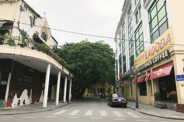 Heo hut nguoi tai cac diem kinh doanh dong duc cua Ha Noi sau lenh dong cua Covid-19-Hinh-3