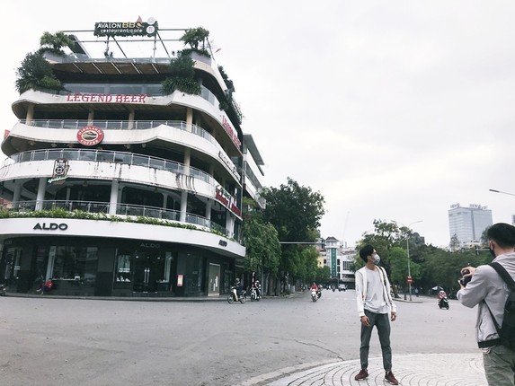 Heo hut nguoi tai cac diem kinh doanh dong duc cua Ha Noi sau lenh dong cua Covid-19-Hinh-8