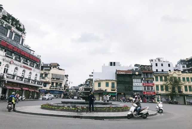 Heo hut nguoi tai cac diem kinh doanh dong duc cua Ha Noi sau lenh dong cua Covid-19-Hinh-9