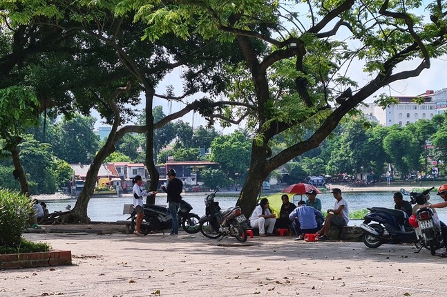 Ha Noi: Nhieu nguoi khong deo khau trang, tu tap ban tra da-Hinh-10