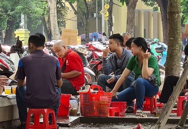 Ha Noi: Nhieu nguoi khong deo khau trang, tu tap ban tra da-Hinh-4