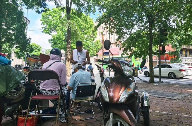 Ha Noi: Nhieu nguoi khong deo khau trang, tu tap ban tra da-Hinh-7