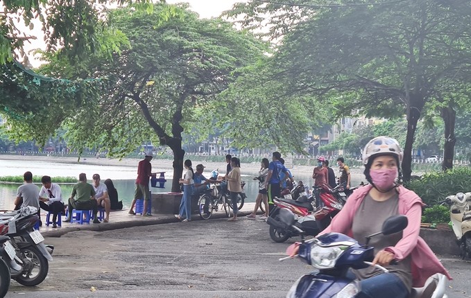 Ha Noi: Nhieu nguoi khong deo khau trang, tu tap ban tra da-Hinh-9