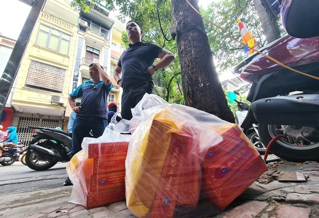 Khach lai keo nhau 'rong ran' mua banh trung thu truyen thong o HN-Hinh-12