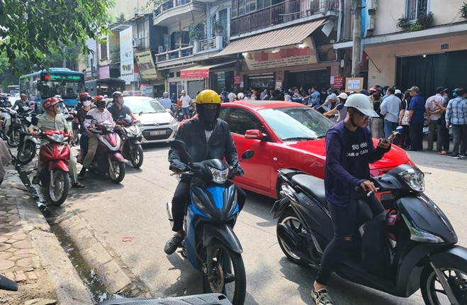 Khach lai keo nhau 'rong ran' mua banh trung thu truyen thong o HN-Hinh-13