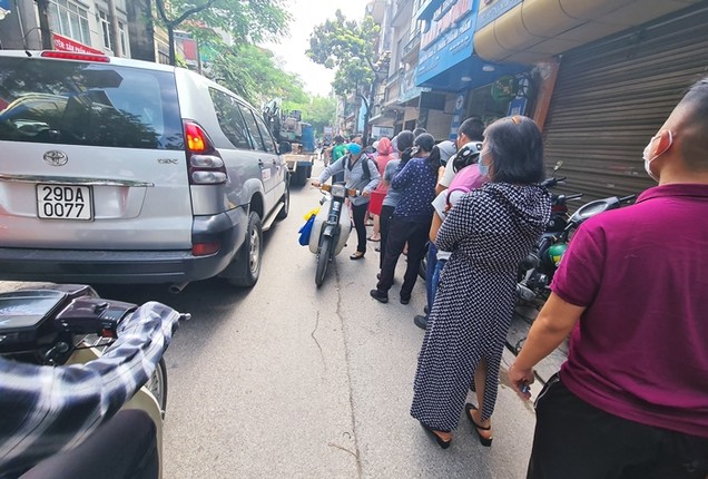 Khach lai keo nhau 'rong ran' mua banh trung thu truyen thong o HN-Hinh-4