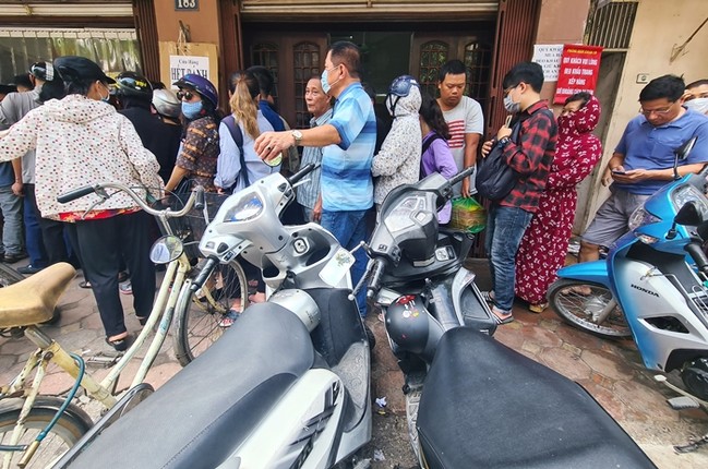 Khach lai keo nhau 'rong ran' mua banh trung thu truyen thong o HN-Hinh-5