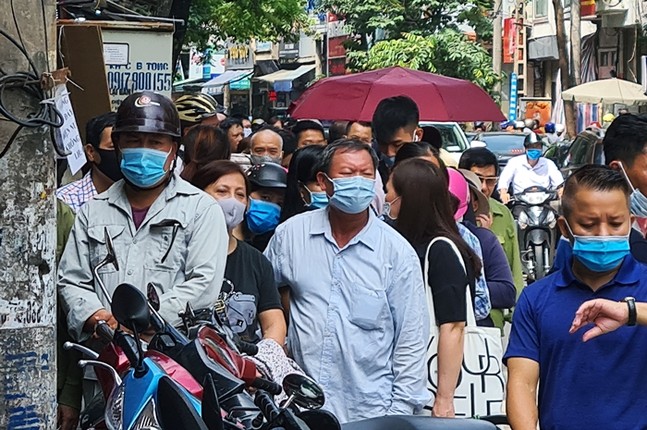 Khach lai keo nhau 'rong ran' mua banh trung thu truyen thong o HN-Hinh-6