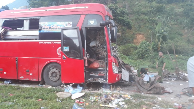 Hien truong tai nan nghiem trong o Hoa Binh, xe khach nat bet, hang chuc nguoi thuong vong-Hinh-2