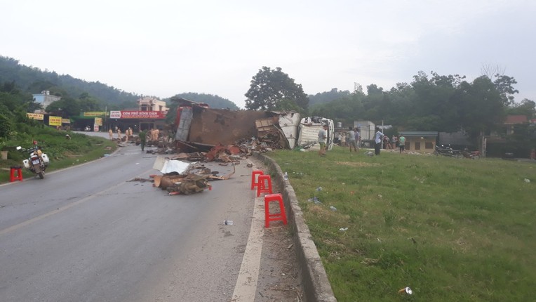 Hien truong tai nan nghiem trong o Hoa Binh, xe khach nat bet, hang chuc nguoi thuong vong-Hinh-8