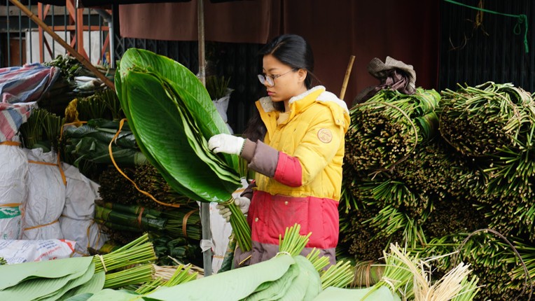 Can canh cho la dong Ha Noi ngay giap Tet-Hinh-2