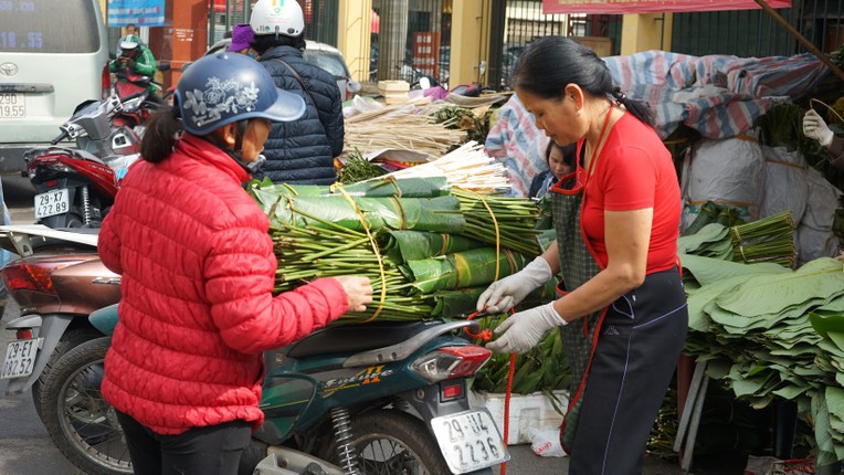 Can canh cho la dong Ha Noi ngay giap Tet-Hinh-8