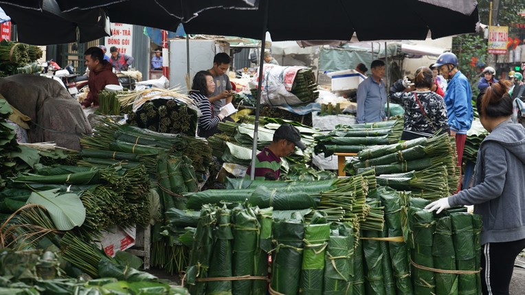 Can canh cho la dong Ha Noi ngay giap Tet