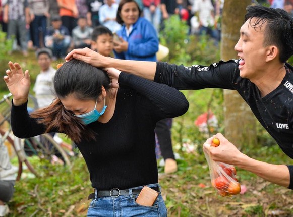 Tranh cai ve le hoi nem ca chua, trung thoi cau may o Thanh Hoa-Hinh-10