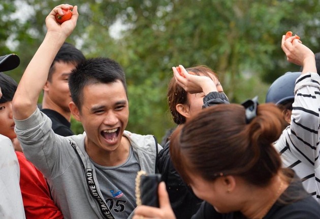 Tranh cai ve le hoi nem ca chua, trung thoi cau may o Thanh Hoa-Hinh-6