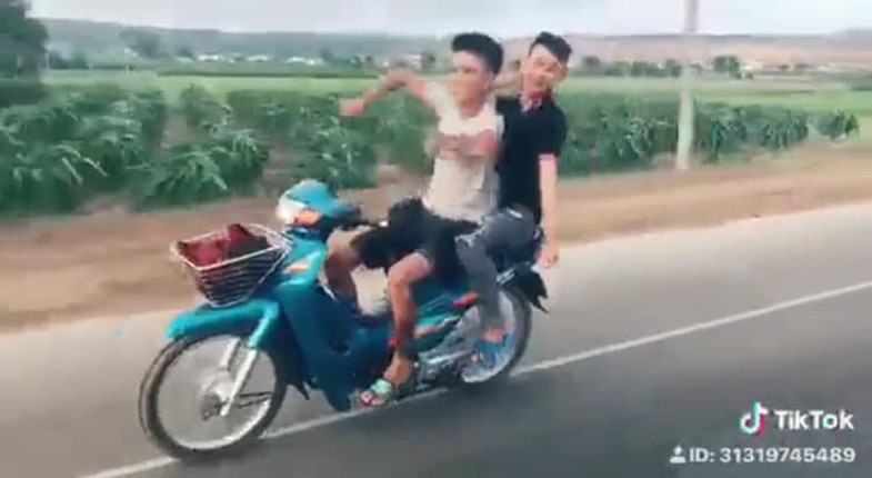 Vua lai xe vua mua quat, 2 thanh nien nhan cai ket dang-Hinh-3