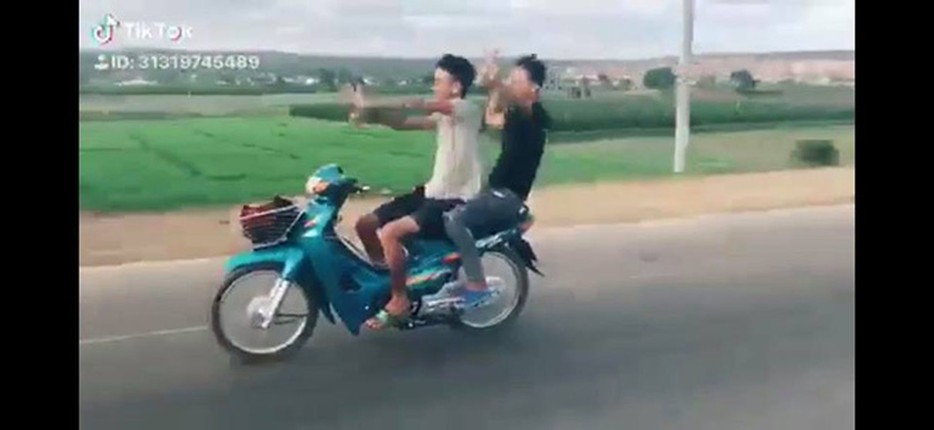 Vua lai xe vua mua quat, 2 thanh nien nhan cai ket dang-Hinh-5