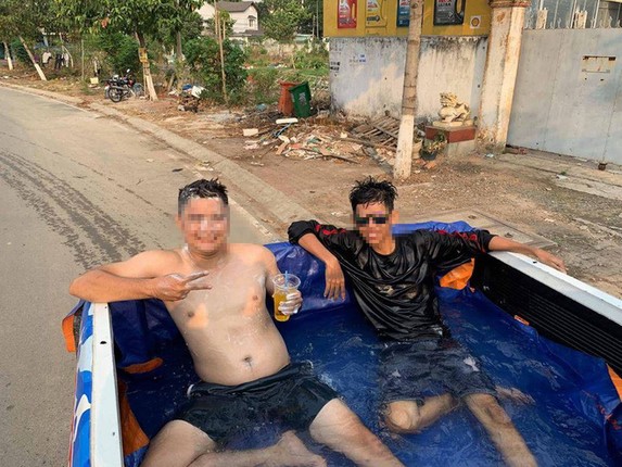 Nang nong dinh diem, 2 thanh nien bien thung xe tai thanh be boi-Hinh-3