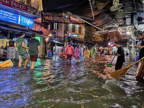 Bat ngo mua giong lon, CDM toi tap khoe anh “Ha Noi pho cung nhu song“-Hinh-10