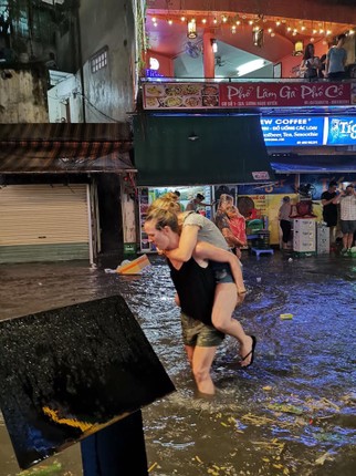 Bat ngo mua giong lon, CDM toi tap khoe anh “Ha Noi pho cung nhu song“-Hinh-7