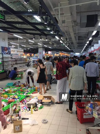 Xau ho truoc canh nguoi dan 'tan pha' sieu thi Auchan-Hinh-3