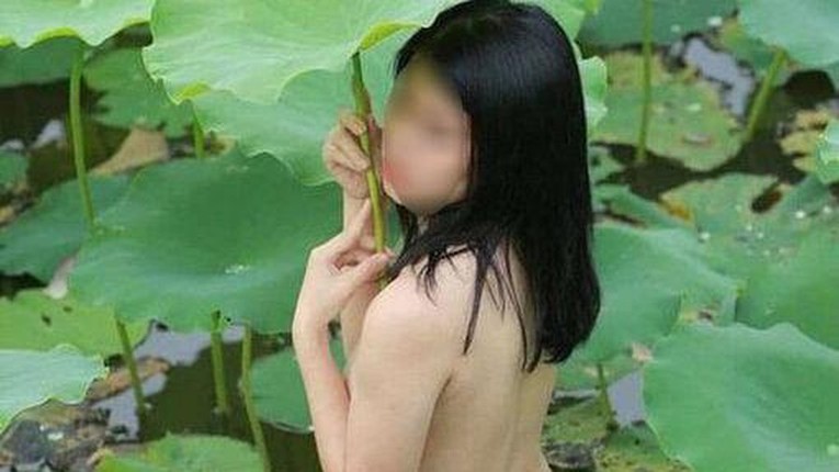 Anh: Soi nhan sac co nang sinh nam 1999 nude ngam minh duoi ho sen