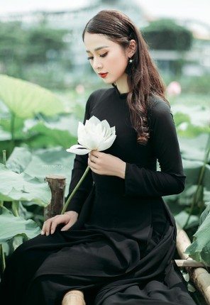 Hoa khoi tai sac Viet Nam 2017 'choi troi' mac ao dai den di chup sen-Hinh-6