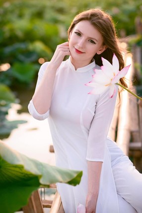 Mau Tay DJ mac ao dai trang chup sen hop hon dan mang-Hinh-4