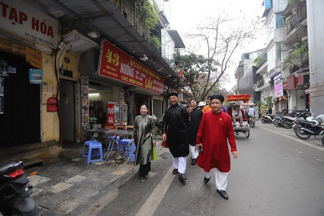 Dien co phuc dao choi Tet, phong vi chuan Ha Noi pho-Hinh-5