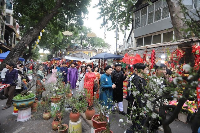 Dien co phuc dao choi Tet, phong vi chuan Ha Noi pho-Hinh-6