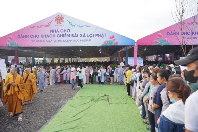 Dong dao nguoi dan cung kinh chiem bai xa loi Duc Phat-Hinh-3