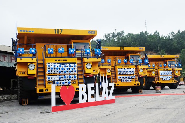 Can canh xe tai “khung” BelAZ moi gia 35 ty o Viet Nam