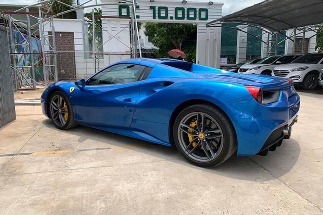 Sieu xe Ferrari 488 Spider tien ty cua dai gia Binh Phuoc-Hinh-2